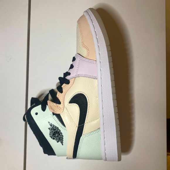 W Air Jordan Zoom Air CMFT Pale Ivory/Black-Light Violet